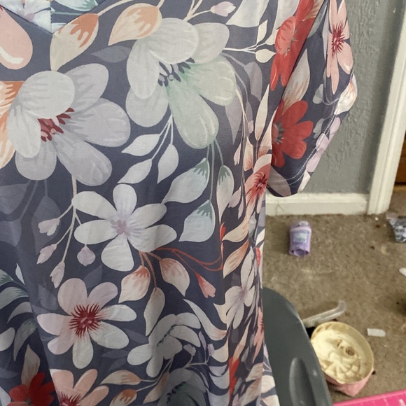 New Bon Apple Tea | Gray & White Floral V-Neck Short-Sleeve Top- size Large - Picture 5 of 12